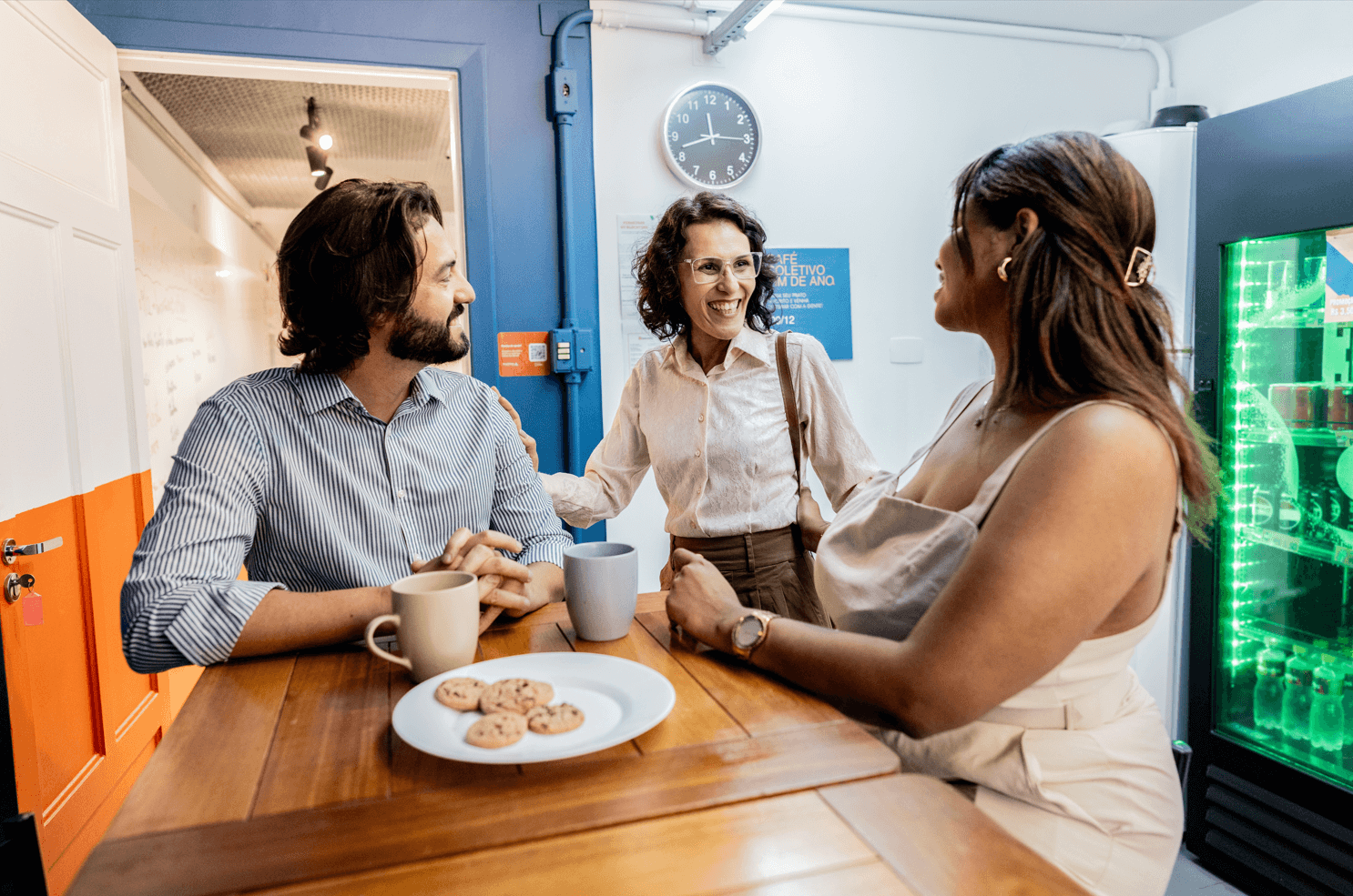 Profissionais conversando em coworking como alternativa ao home office