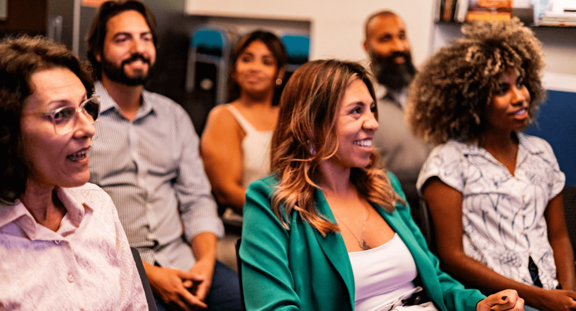 Profissionais participando de reunião sobre saúde mental no trabalho em ambiente colaborativo