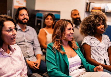 Profissionais participando de reunião sobre saúde mental no trabalho em ambiente colaborativo