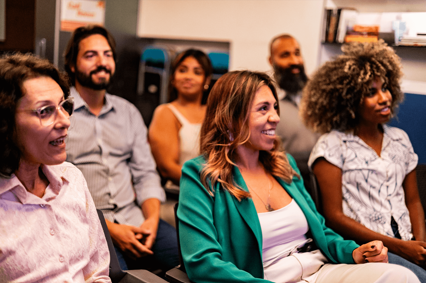 Profissionais participando de reunião sobre saúde mental no trabalho em ambiente colaborativo
