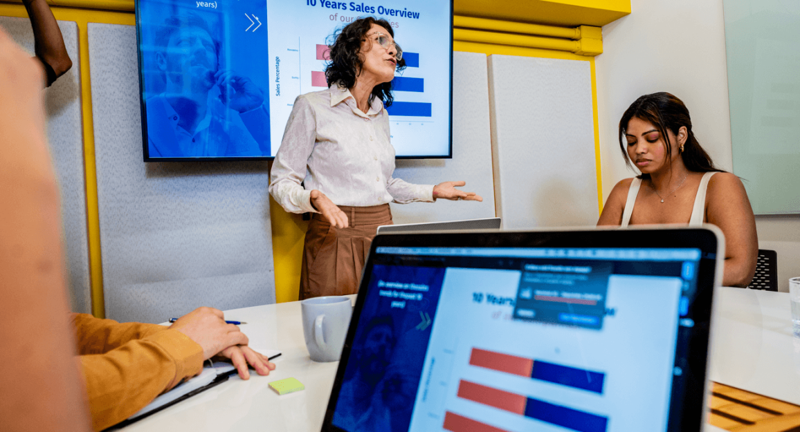 Reunião em sala de coworking para aumentar a produtividade da equipe