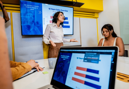 Reunião em sala de coworking para aumentar a produtividade da equipe