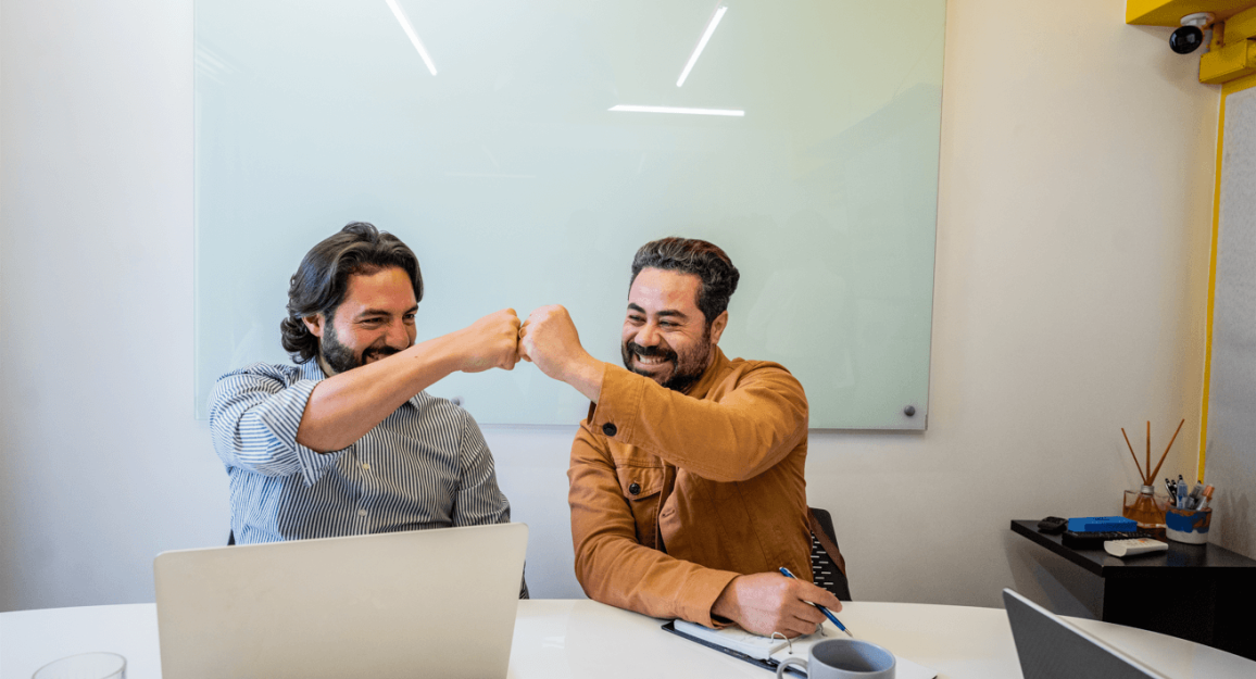 Profissionais reunidos em coworking avaliando quanto custa um coworking para a empresa