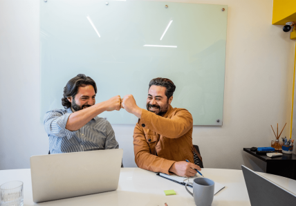 Profissionais reunidos em coworking avaliando quanto custa um coworking para a empresa