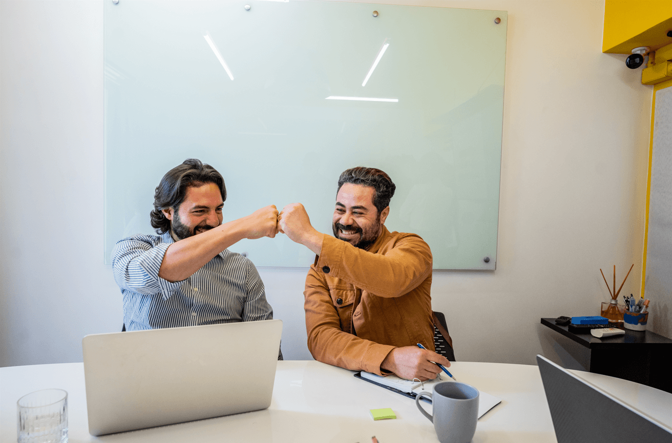 Profissionais reunidos em coworking avaliando quanto custa um coworking para a empresa