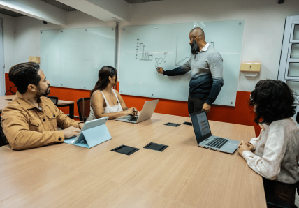 Equipe em sala de reunião em Pinheiros com apresentação em coworking
