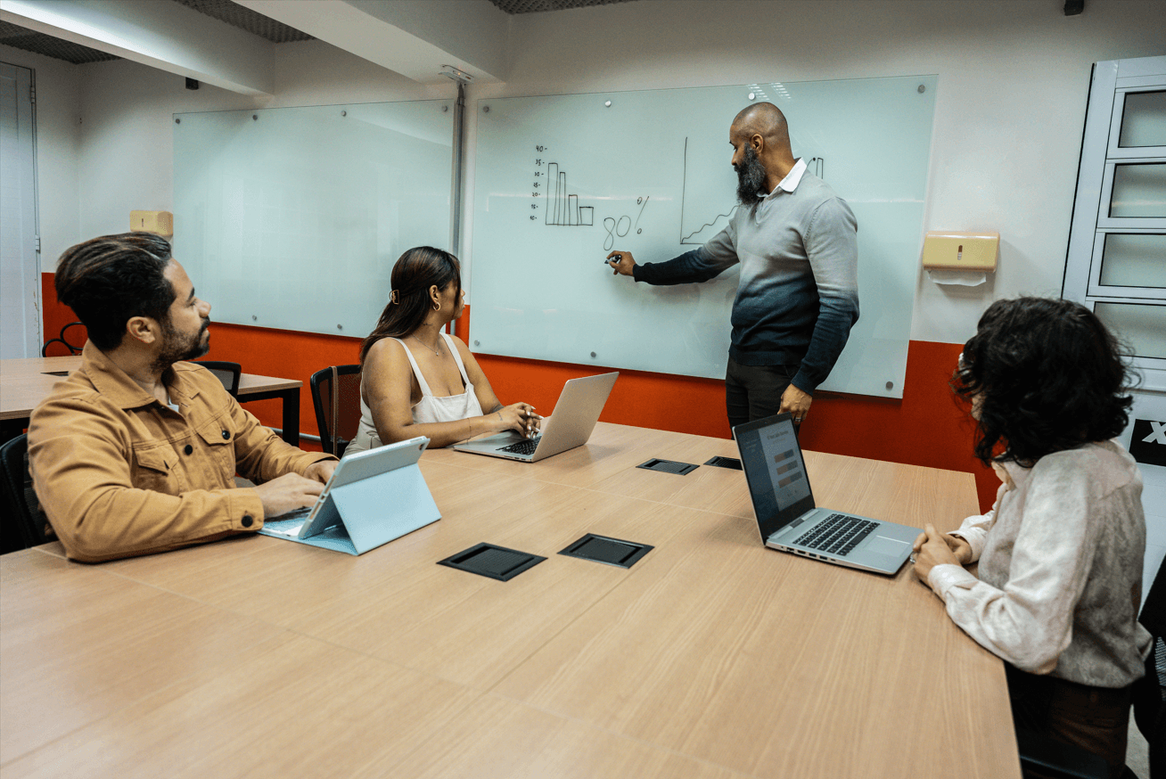 Equipe em sala de reunião em Pinheiros com apresentação em coworking