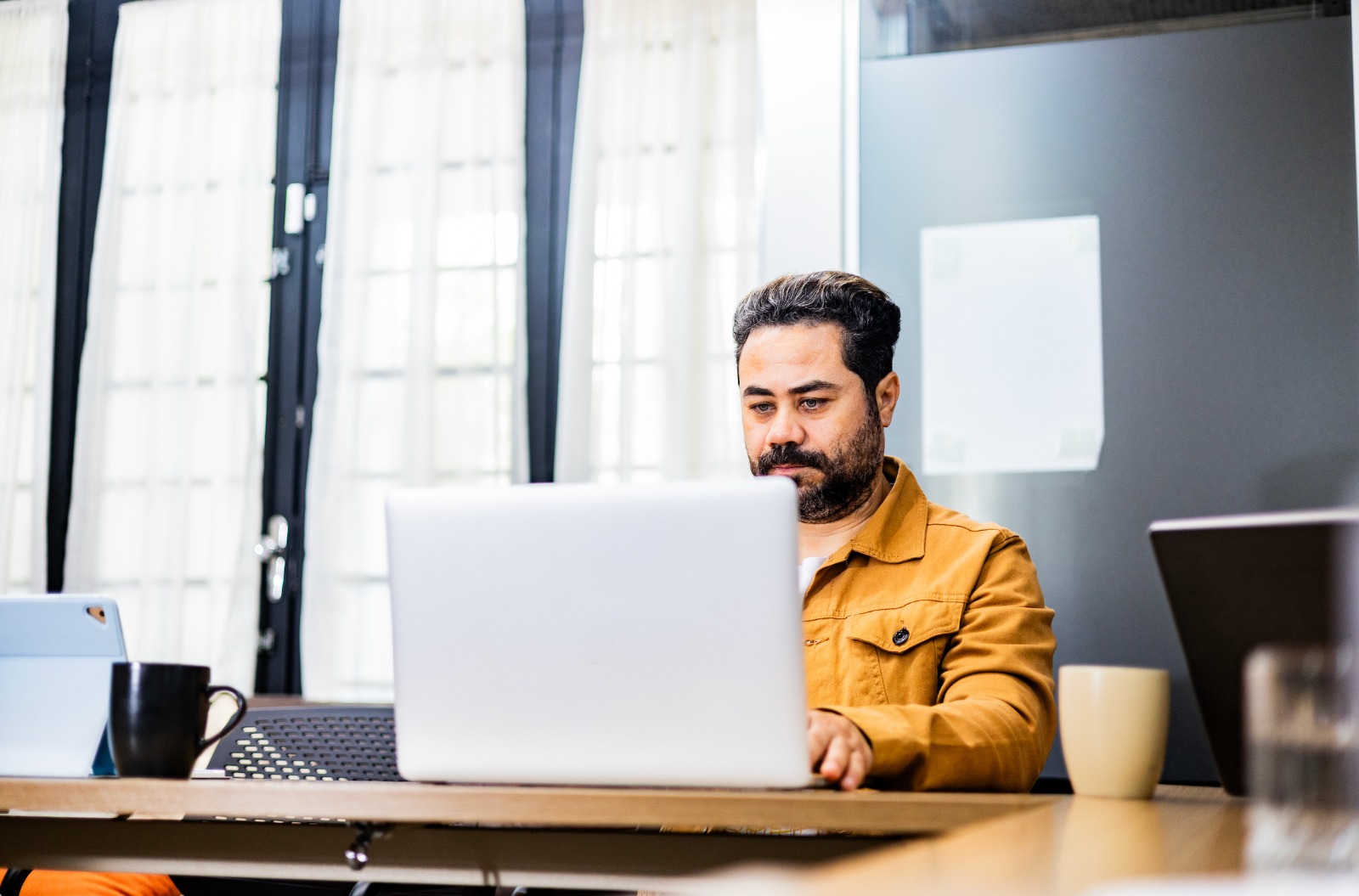 Profissional trabalhando em coworking no modelo de trabalho híbrido