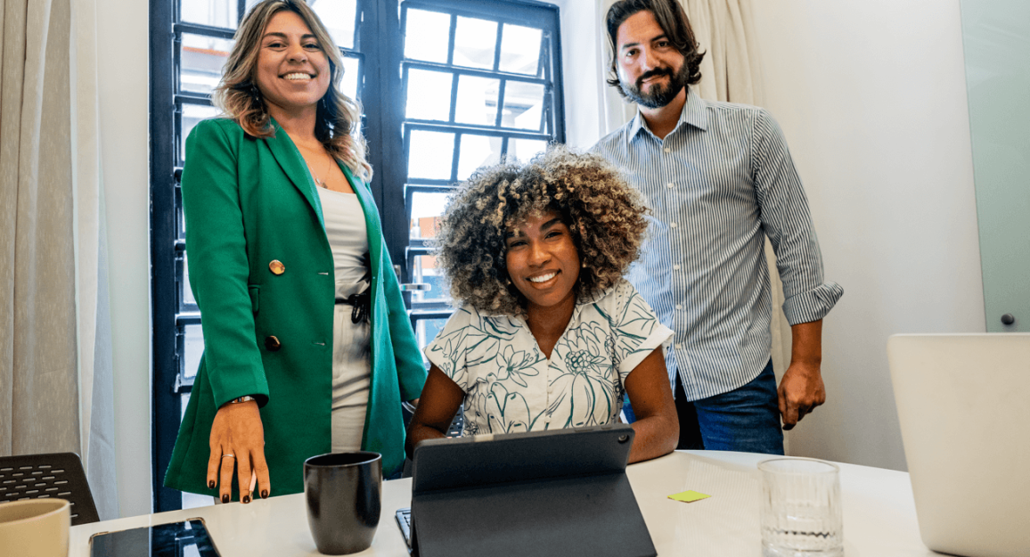 Equipe em coworking preparada para receber clientes em ambiente profissional