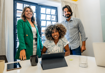 Equipe em coworking preparada para receber clientes em ambiente profissional