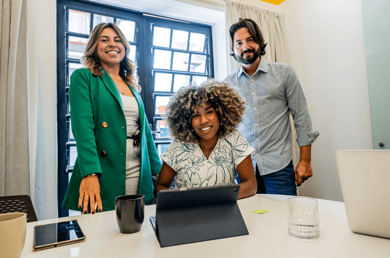 Equipe em coworking preparada para receber clientes em ambiente profissional