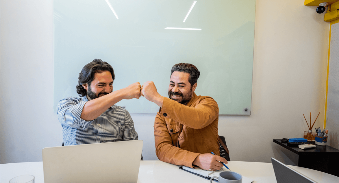 Profissionais colaborando em coworking representando o futuro do trabalho