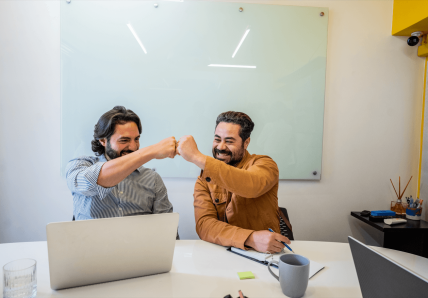 Profissionais colaborando em coworking representando o futuro do trabalho