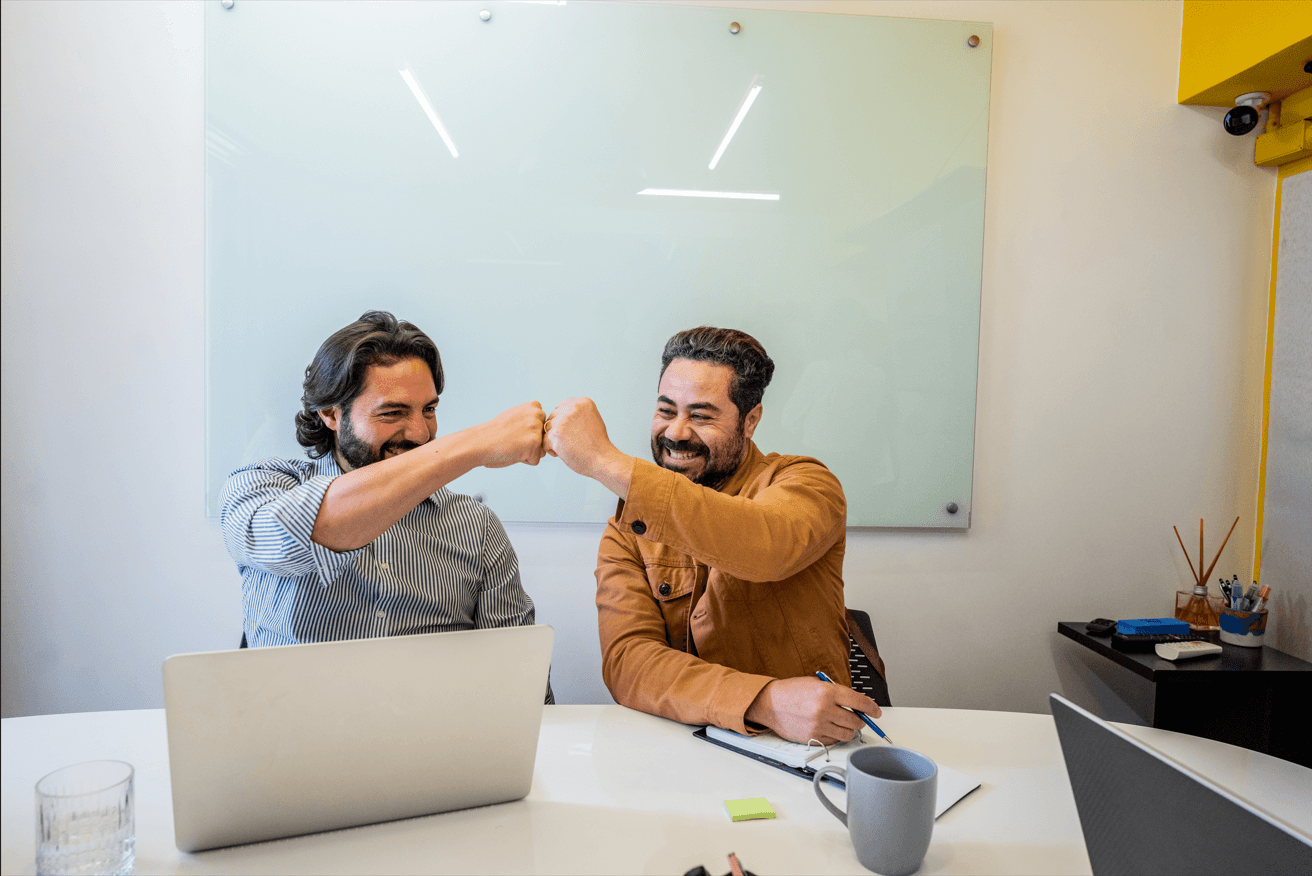 Profissionais colaborando em coworking representando o futuro do trabalho