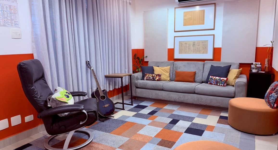 Área de convivência em coworking aconchegante da Blocktime Coworking