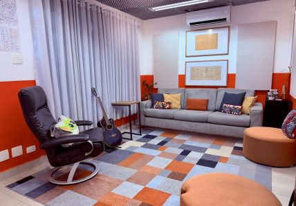 Área de convivência em coworking aconchegante da Blocktime Coworking