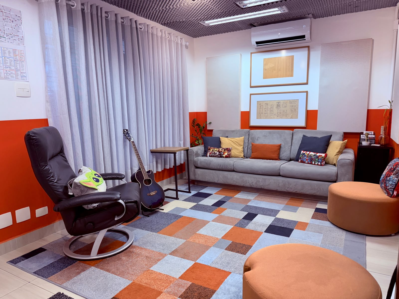 Área de convivência em coworking aconchegante da Blocktime Coworking