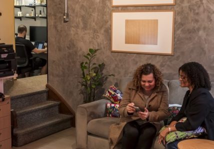 Recepção de coworking perto de casa com ambiente acolhedor