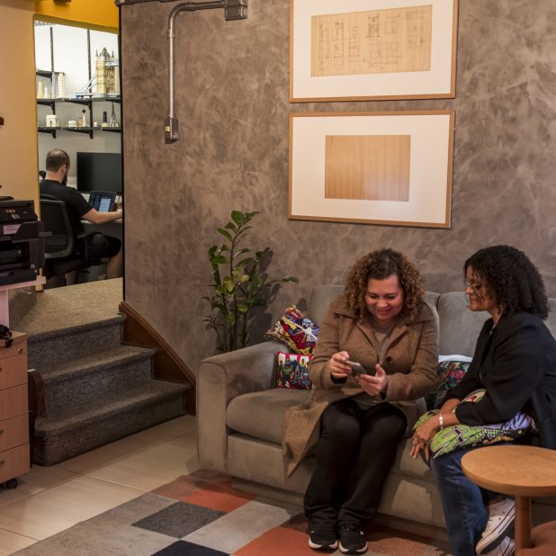 Recepção de coworking perto de casa com ambiente acolhedor