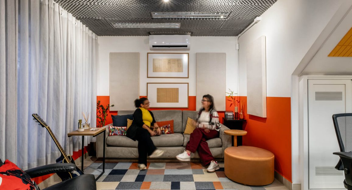 Área de convivência da Blocktime Coworking Heroes, um coworking em São Paulo com espaços colaborativos para networking, pausas e integração entre profissionais.