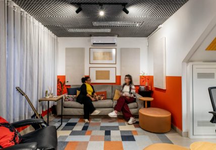 Área de convivência da Blocktime Coworking Heroes, um coworking em São Paulo com espaços colaborativos para networking, pausas e integração entre profissionais.