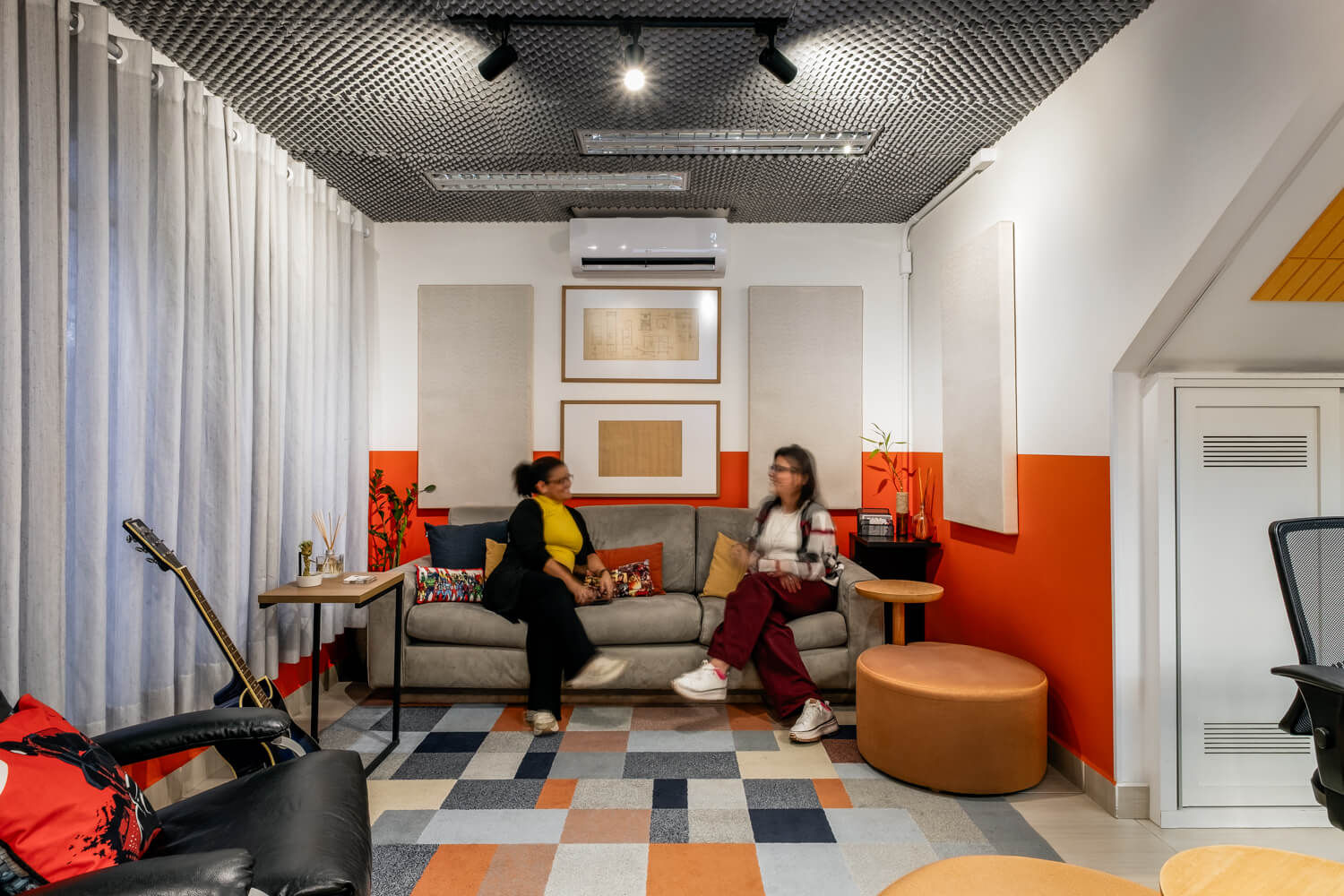Área de convivência da Blocktime Coworking Heroes, um coworking em São Paulo com espaços colaborativos para networking, pausas e integração entre profissionais.