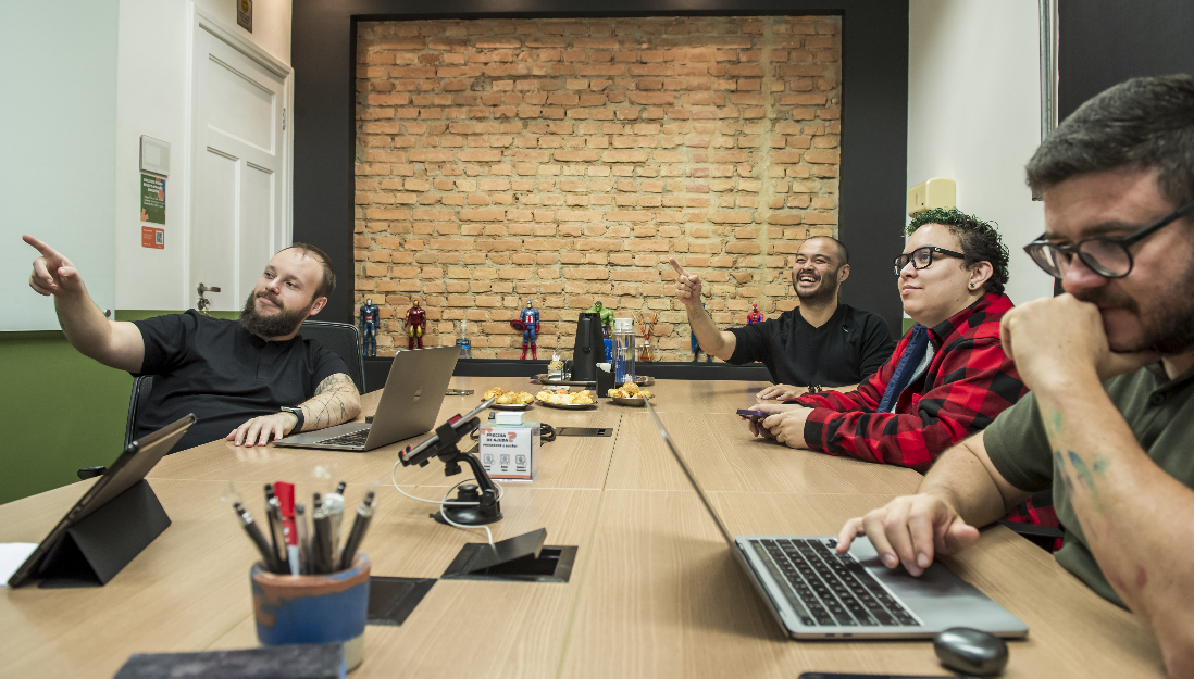 Imagem mostra pessoas trabalhando em espaço da Blocktime coworking, que possibilita foco no trabalho e mais produtividade no dia a dia de empresas