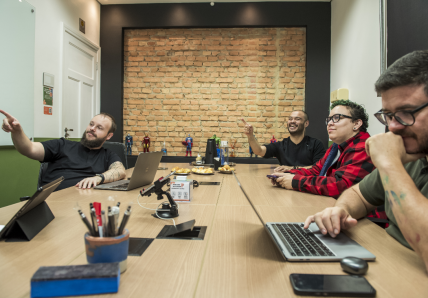Imagem mostra pessoas trabalhando em espaço da Blocktime coworking, que possibilita foco no trabalho e mais produtividade no dia a dia de empresas