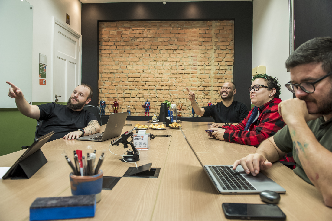 Imagem mostra pessoas trabalhando em espaço da Blocktime coworking, que possibilita foco no trabalho e mais produtividade no dia a dia de empresas