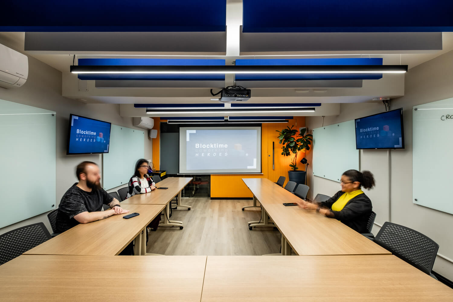 Equipe reunida em sala da Blocktime Coworking Heroes, em Pinheiros, São Paulo, para encontro presencial no modelo de trabalho híbrido.