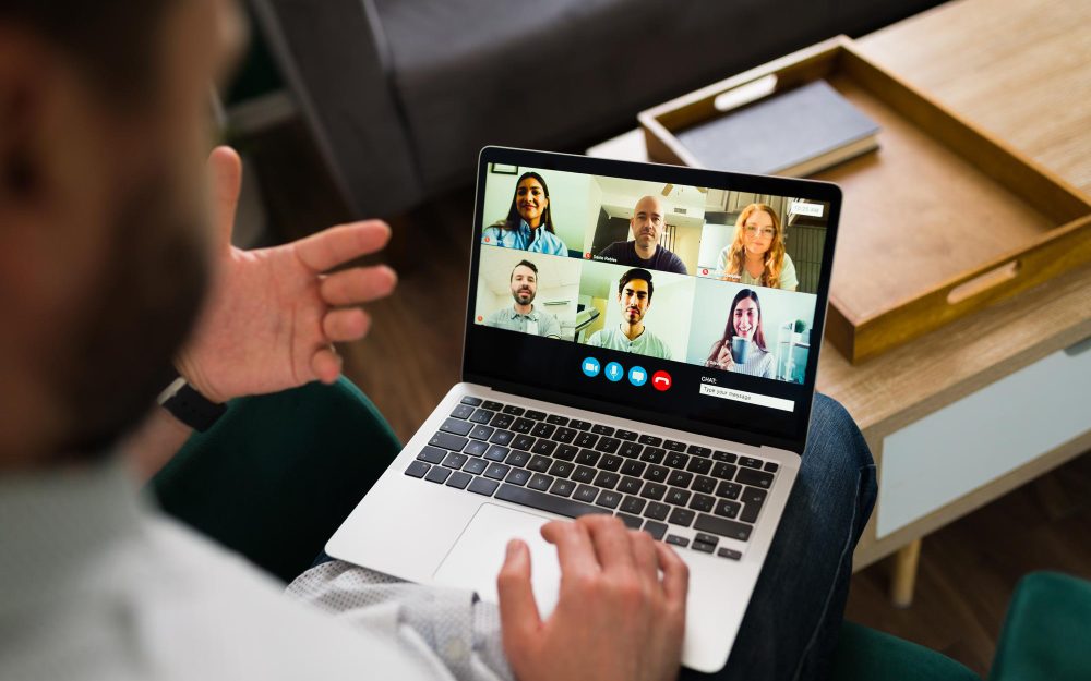 Profissional participando de reunião por videochamada com sua equipe.
