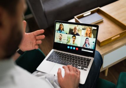 Profissional participando de reunião por videochamada com sua equipe.