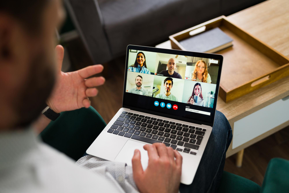 Profissional participando de reunião por videochamada com sua equipe.