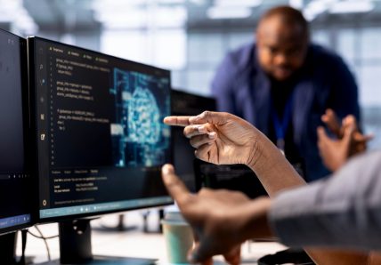 Profissional usando ferramentas digitais no notebook, representando o uso de IA para pequenas empresas.