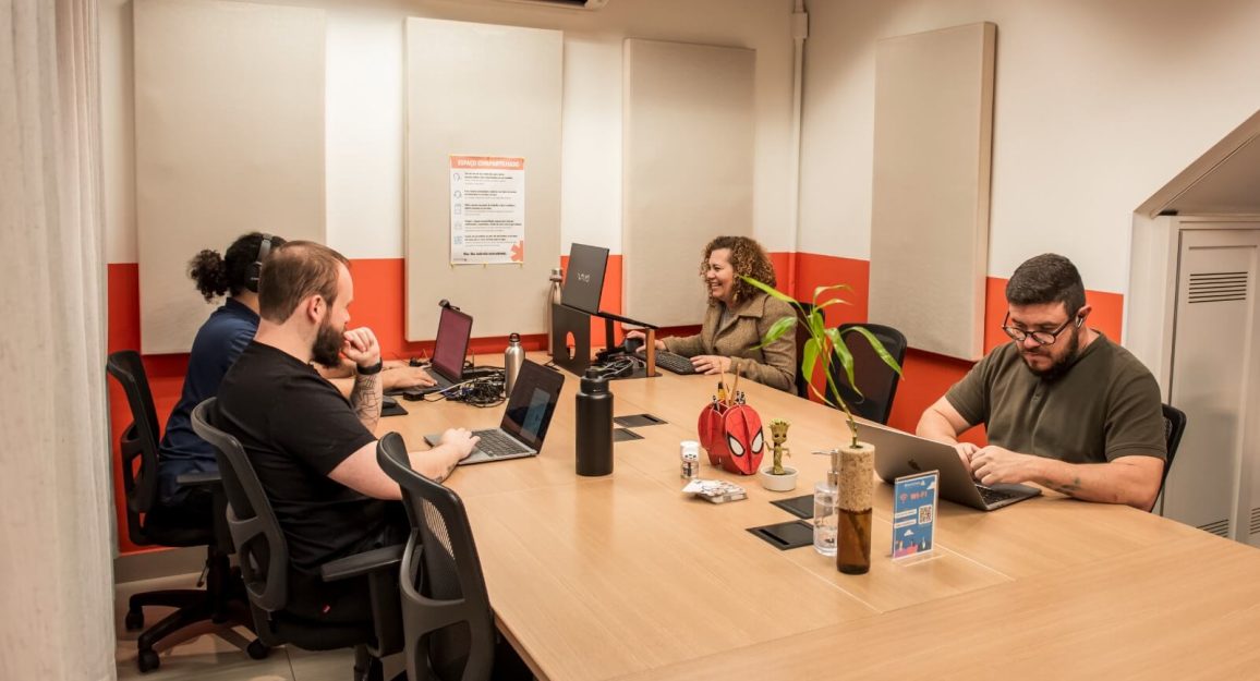 Profissionais trabalhando em espaço compartilhado da Blocktime Coworking Heroes, em Pinheiros, São Paulo.