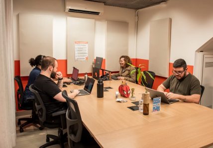 Profissionais trabalhando em espaço compartilhado da Blocktime Coworking Heroes, em Pinheiros, São Paulo.