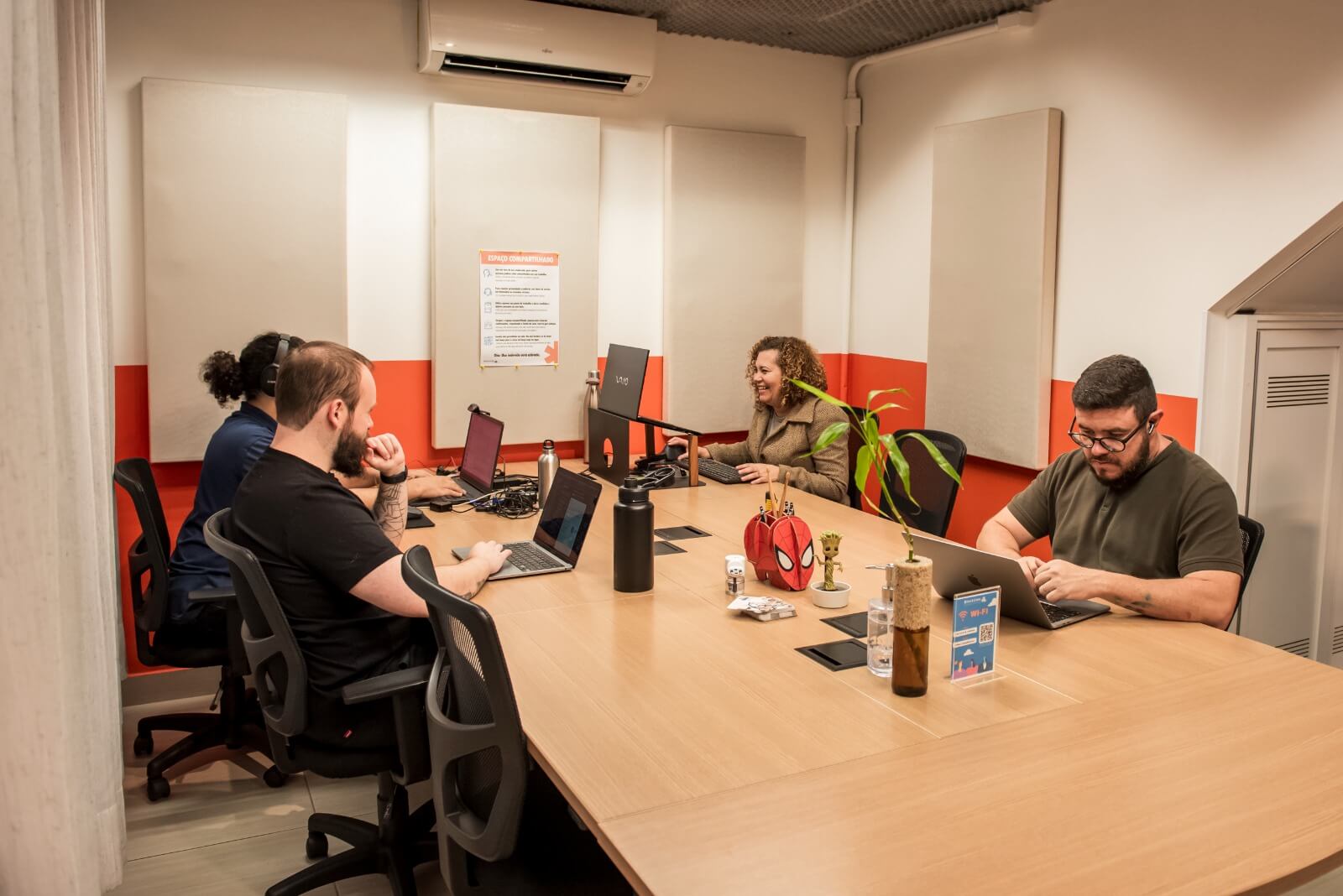 Profissionais trabalhando em espaço compartilhado da Blocktime Coworking Heroes, em Pinheiros, São Paulo.